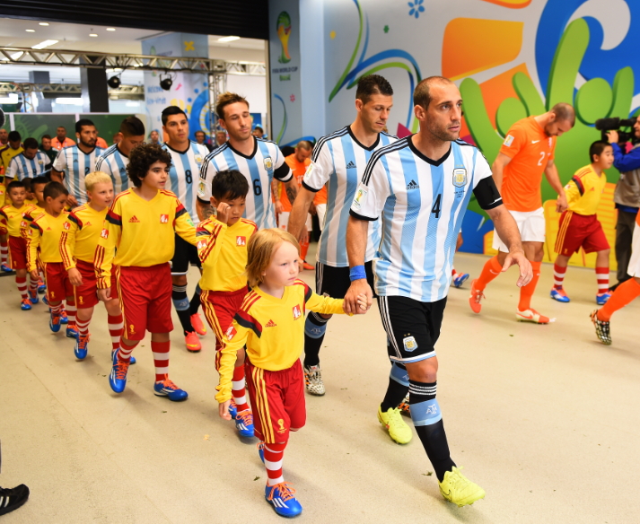 Lukas Elo (esiplaanil) saadab FIFA MMil 2014. aastal staadionile Pablo Zabaleta