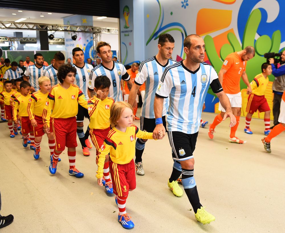 GALERII! Eesti poiss Lukas jalutas FIFA MM-il staadionile Pablo Zabaleta käe kõrval