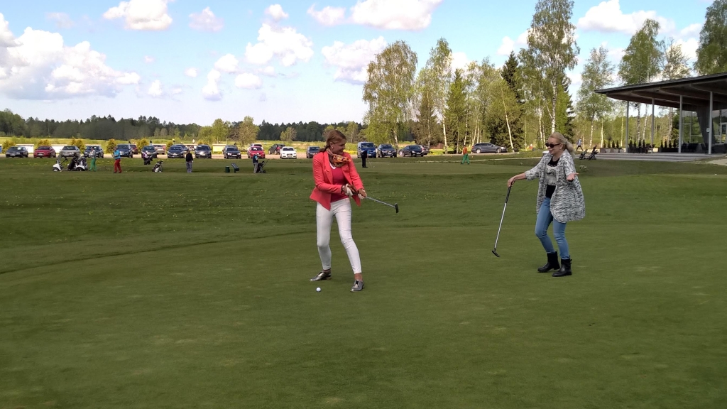 TÄNA! Golfirubriik TV3 “Seitsmestes” viib golfiduellile Anu Saagimi ja Kerli Dello