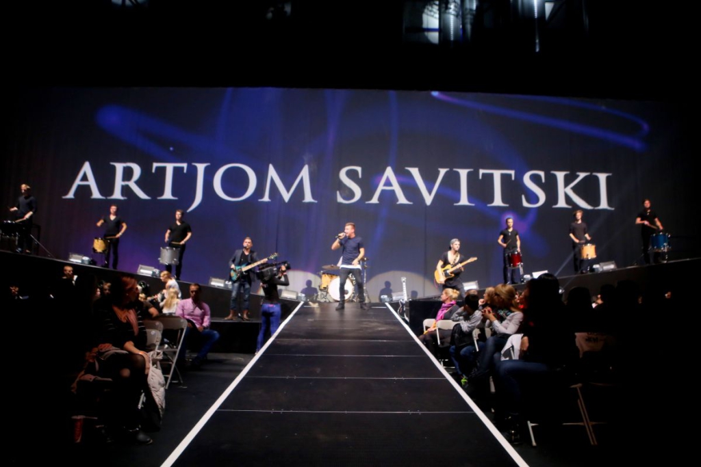 FOTOD! KING OF KINGS! Laulja Artjom Savitski on võitluskunstide suurüritusest vaimustuses