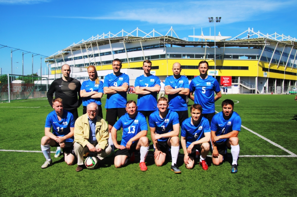 Eesti Riigikogu võitis esimest korda jalgpalli rändauhinna Kuldne kirves