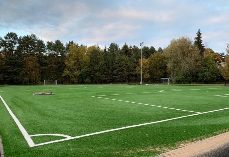 Pirita majandusgümnaasiumi staadion sai uue kunstmuru